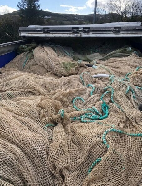 Tas de filets de pêche dans un camion.