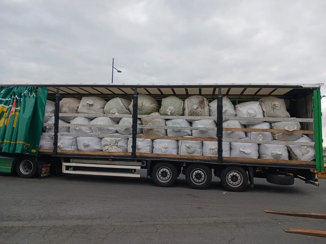 Camion chargé de sacs de marchandises