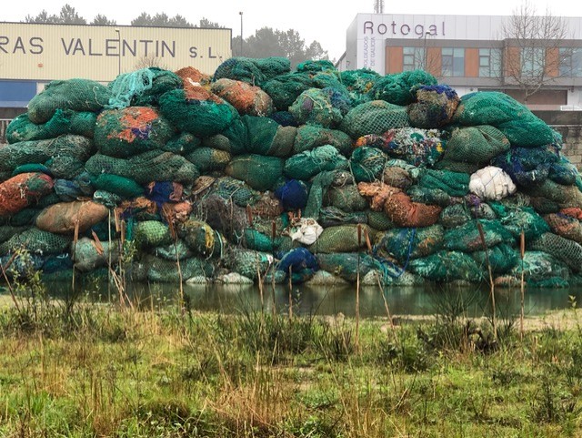 Tas de filets de pêche empilés et colorés.