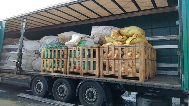 Camion chargé de sacs de marchandises divers