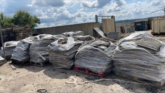 filet-a-huitre Palettes de déchets plastiques sous bâche.