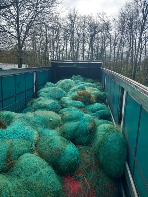 vrac-en-boule-GEK Filet de pêches empilés dans une remorque.